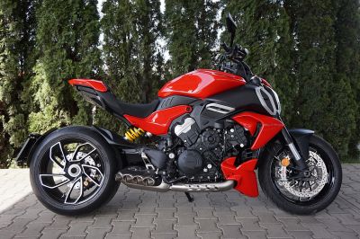 Ducati Diavel V4 red / Day}
