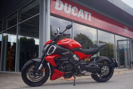 Ducati Diavel V4 red  Akrapovic}