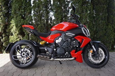Ducati Diavel V4 red / Day}