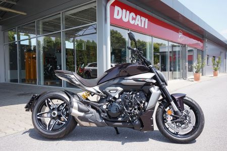 Ducati XDiavel V4}