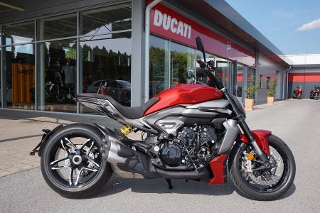 Ducati XDiavel V4}