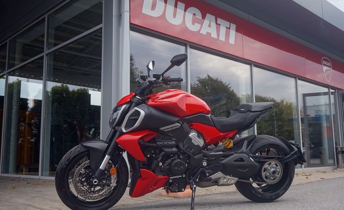 Ducati Diavel V4 red  Akrapovic