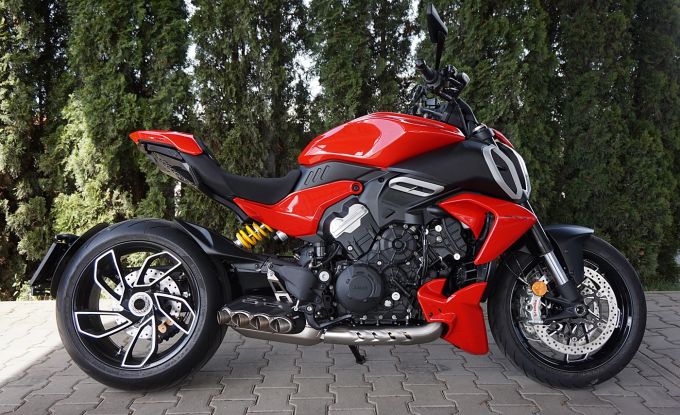 Ducati Diavel V4 red / Day