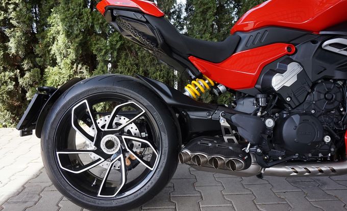 Ducati Diavel V4 red / Day