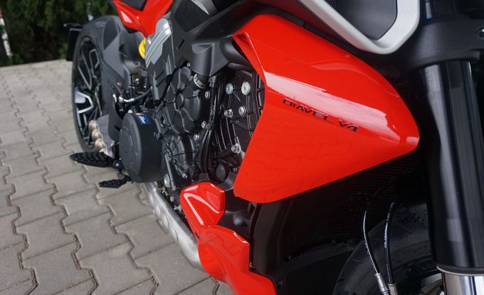 Ducati Diavel V4 red  Akrapovic