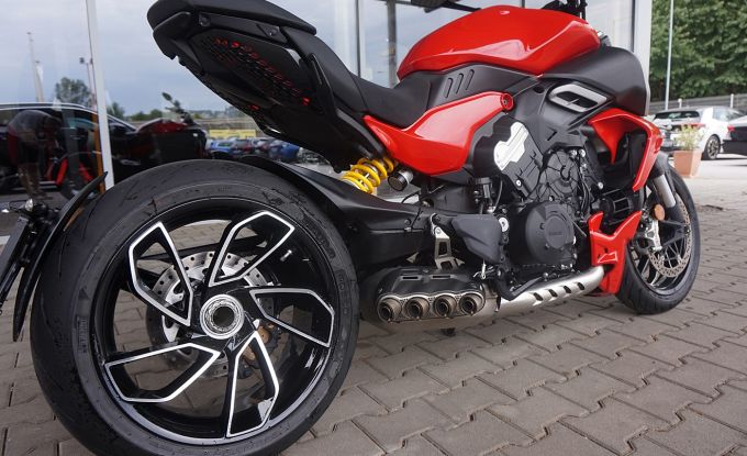 Ducati Diavel V4 red  Akrapovic