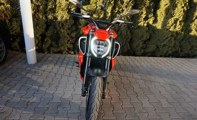 Ducati Diavel V4 red / Day