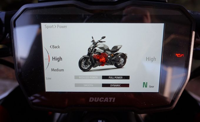 Ducati Diavel V4 red / Day