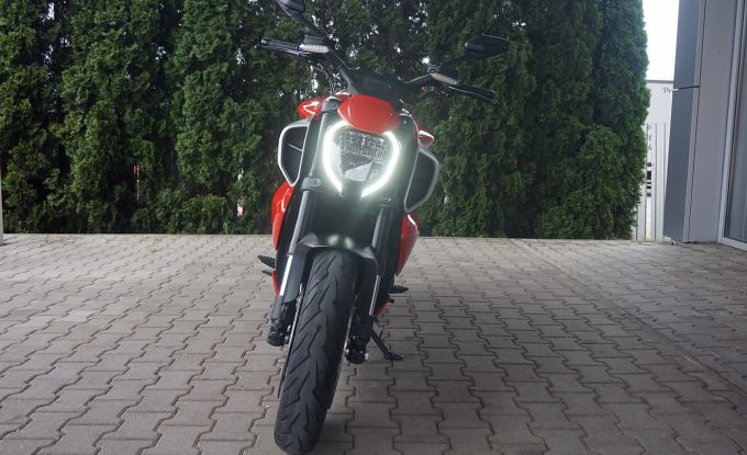 Ducati Diavel V4 red  Akrapovic