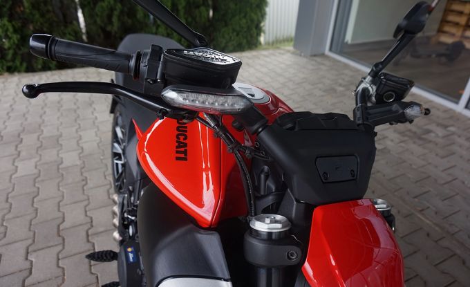 Ducati Diavel V4 red  Akrapovic