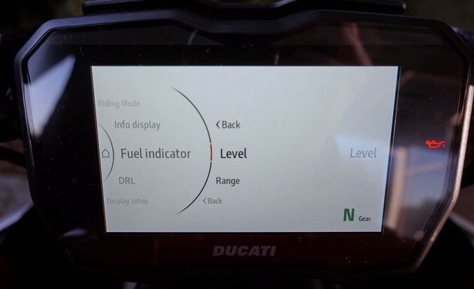 Ducati Diavel V4 red / Day
