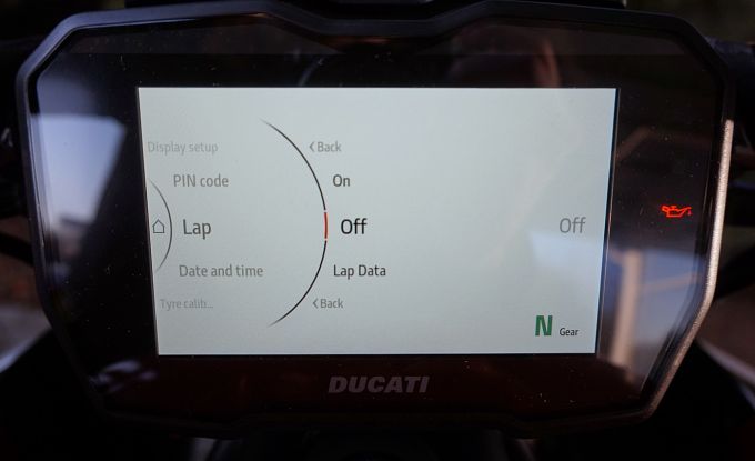 Ducati Diavel V4 red / Day