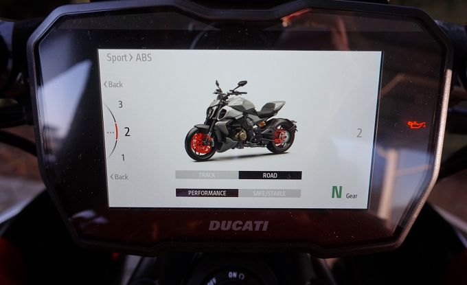 Ducati Diavel V4 red / Day