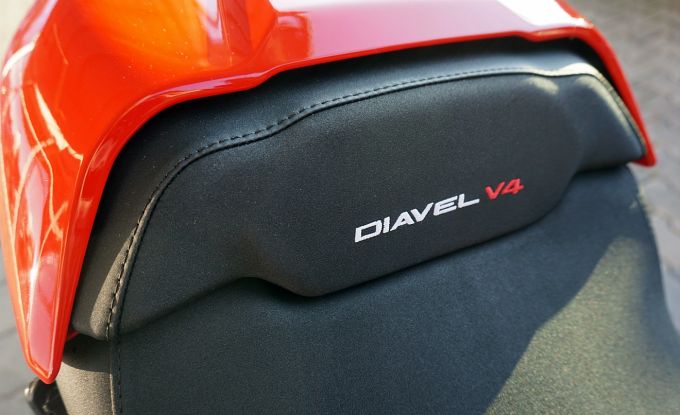 Ducati Diavel V4 red / Day