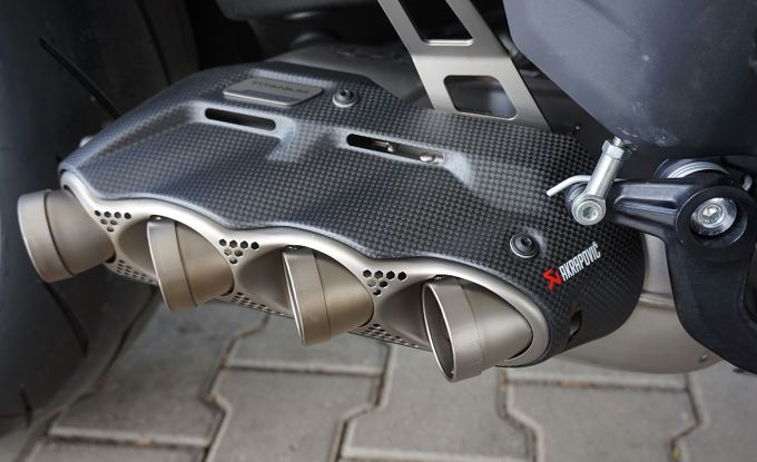 Ducati Diavel V4 red / Day