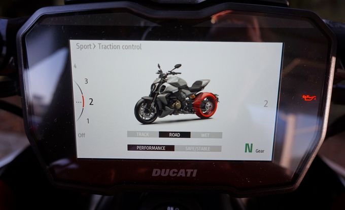 Ducati Diavel V4 red / Day
