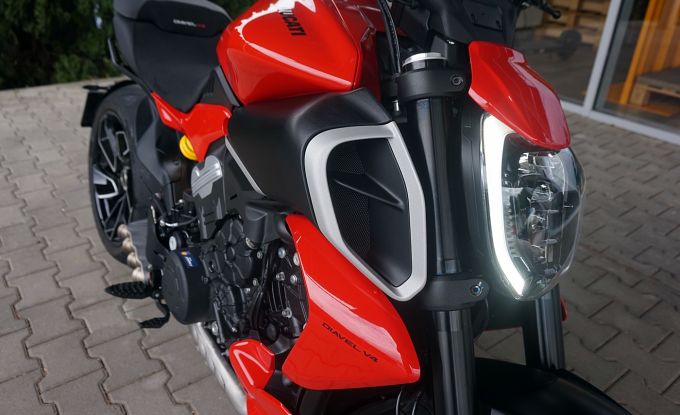 Ducati Diavel V4 red  Akrapovic