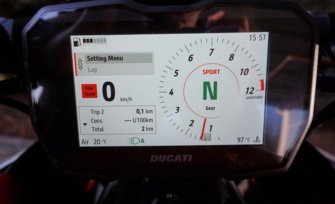 Ducati Diavel V4 red / Day