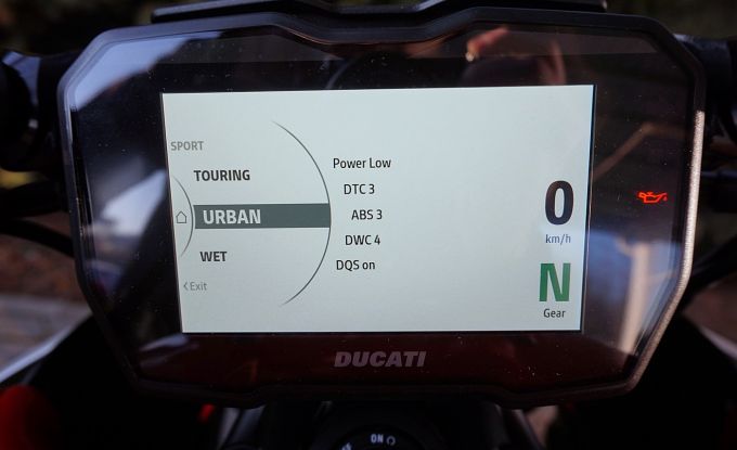 Ducati Diavel V4 red / Day