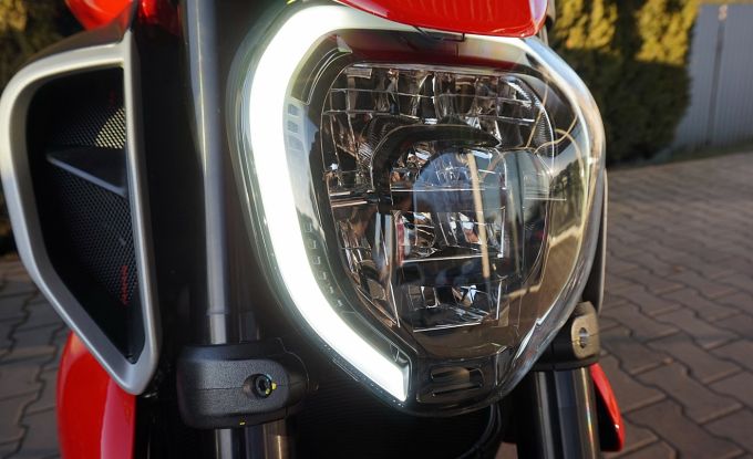 Ducati Diavel V4 red / Day