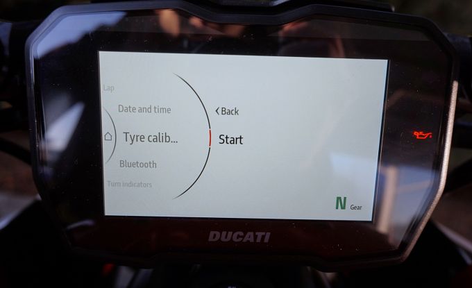Ducati Diavel V4 red / Day