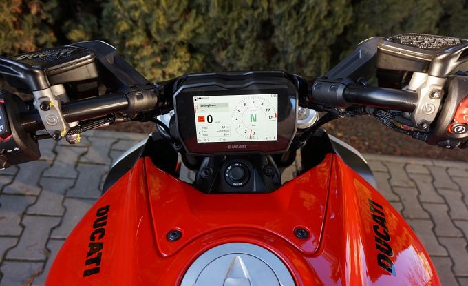Ducati Diavel V4 red / Day