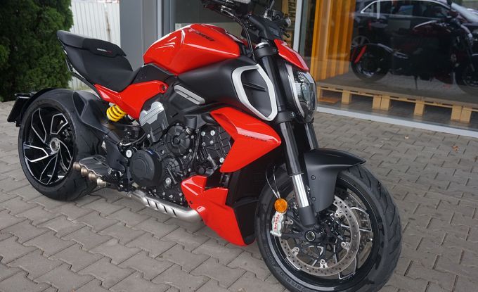 Ducati Diavel V4 red  Akrapovic