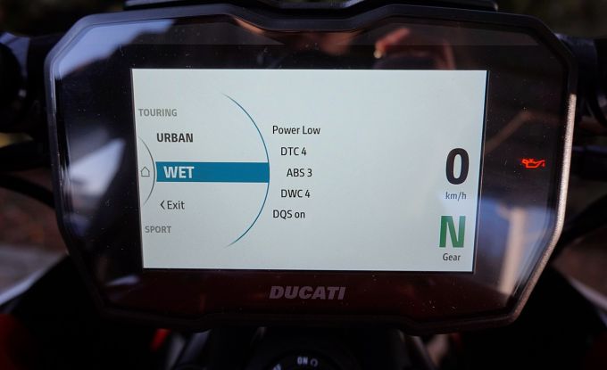 Ducati Diavel V4 red / Day