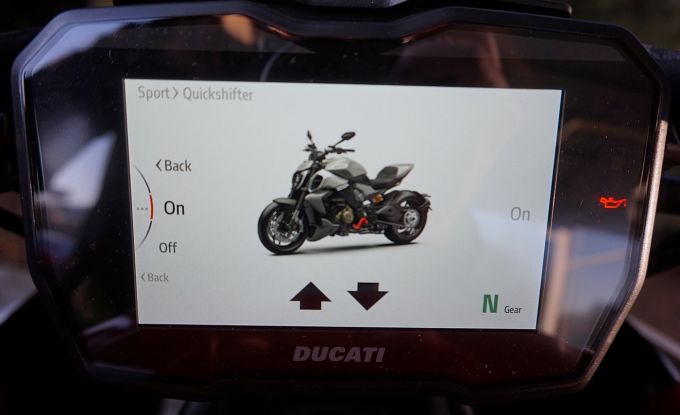Ducati Diavel V4 red / Day