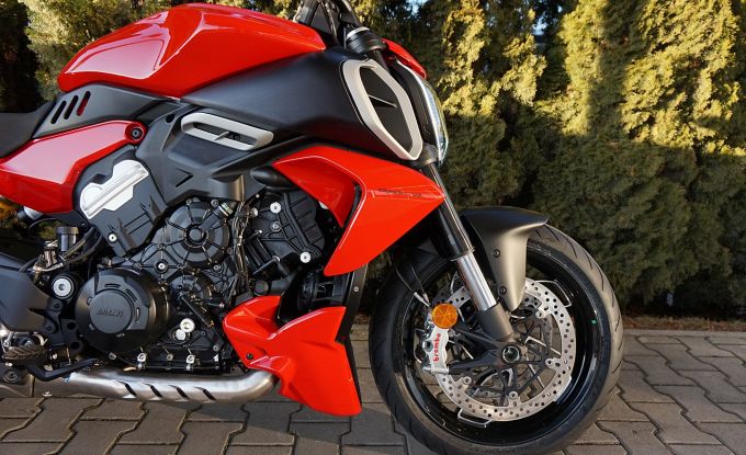 Ducati Diavel V4 red / Day