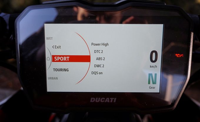 Ducati Diavel V4 red / Day