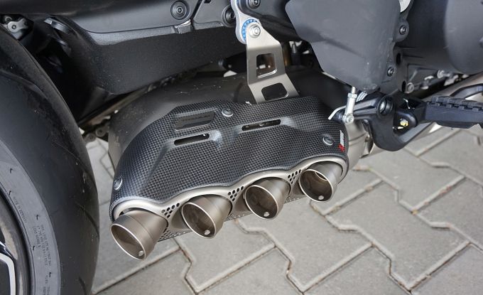 Ducati Diavel V4 red / Day