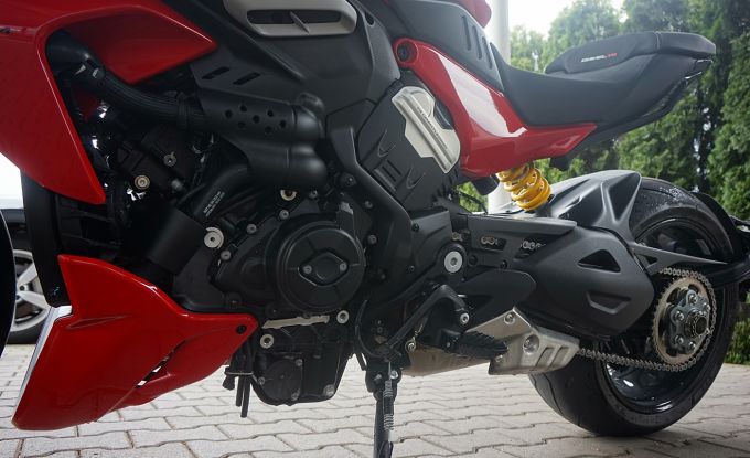 Ducati Diavel V4 red  Akrapovic