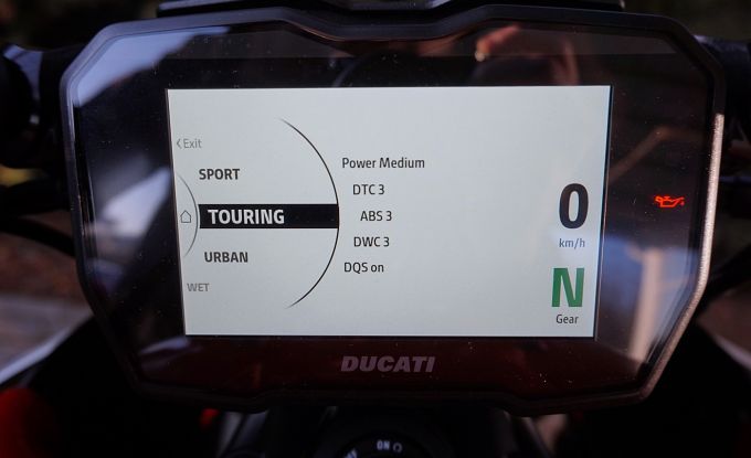 Ducati Diavel V4 red / Day