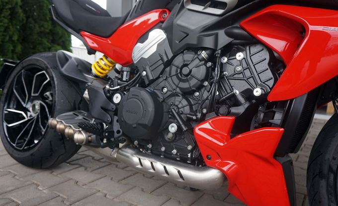 Ducati Diavel V4 red  Akrapovic