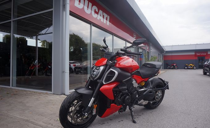 Ducati Diavel V4 red  Akrapovic