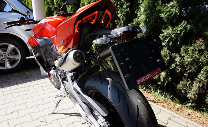 Ducati Streetfighter V2S