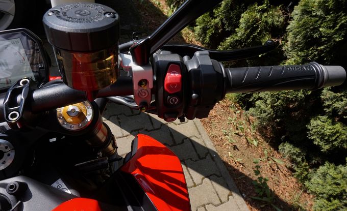 Ducati Streetfighter V2S