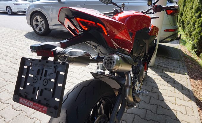 Ducati Streetfighter V2S