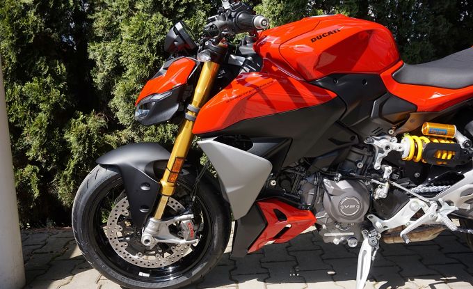 Ducati Streetfighter V2S