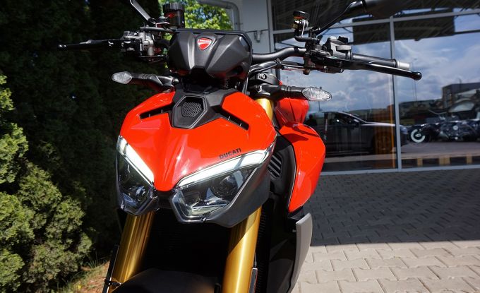 Ducati Streetfighter V2S