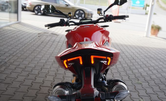 Ducati Streetfighter V2S