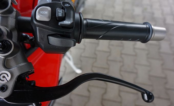 Ducati Streetfighter V2S