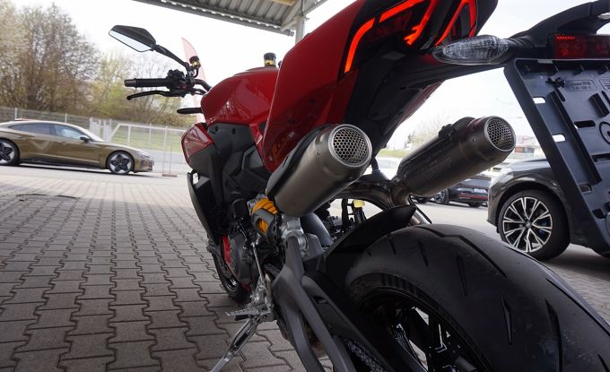 Ducati Streetfighter V2S