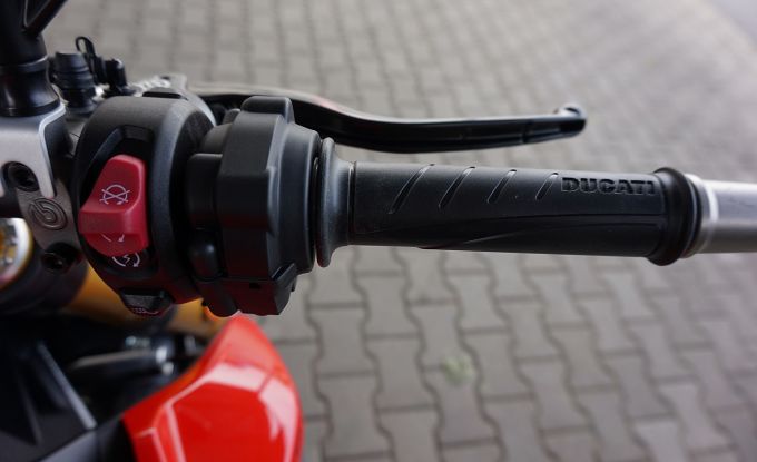 Ducati Streetfighter V2S