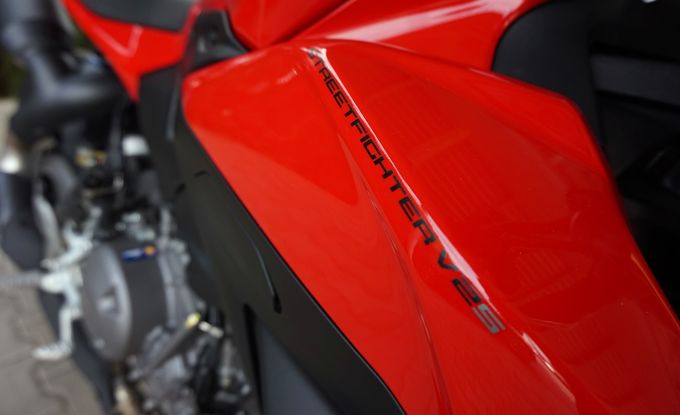 Ducati Streetfighter V2S