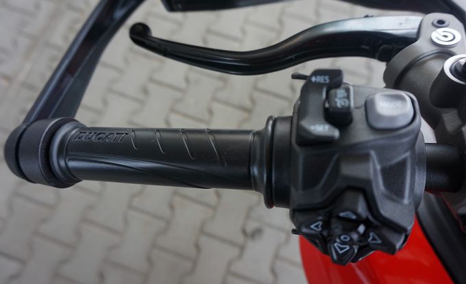 Ducati Hypermotard V2 RED