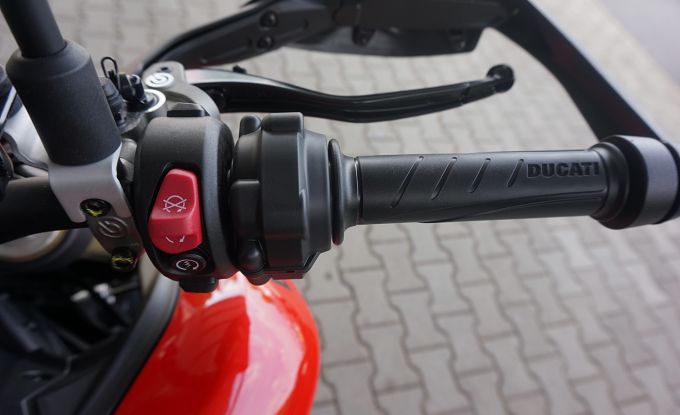 Ducati Hypermotard V2 RED