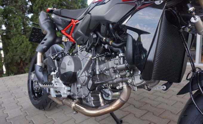 Ducati Hypermotard V2 RED