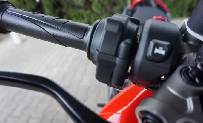 Ducati Hypermotard V2 RED